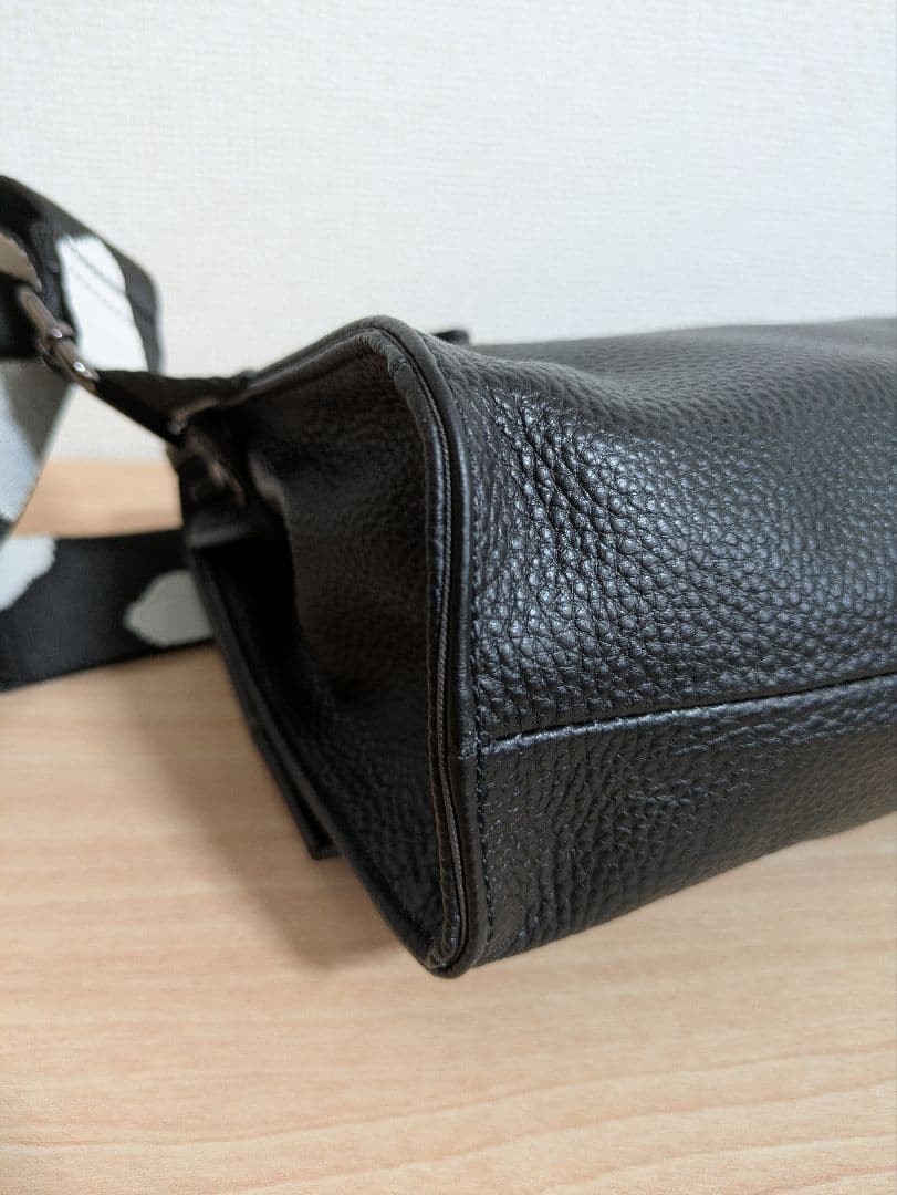 イアパピヨネ　柄ワイドテープショルダーバッグ　ブラック　黒　レザー