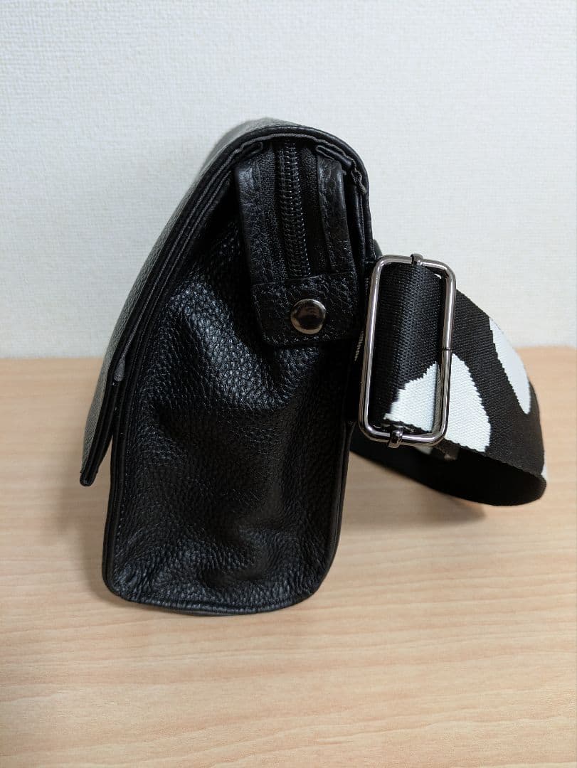 イアパピヨネ　柄ワイドテープショルダーバッグ　ブラック　黒　レザー