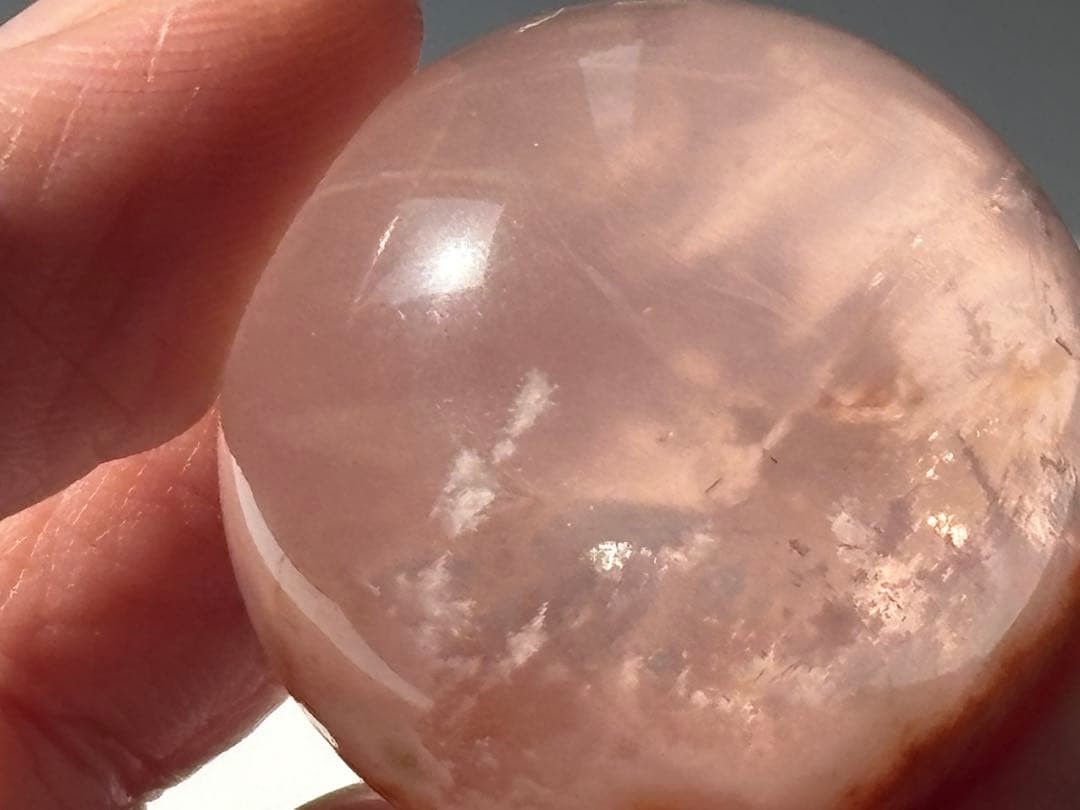 セリサイトインローズクォーツ　スフィア　丸玉　天然石　虹入り　アステリズム効果