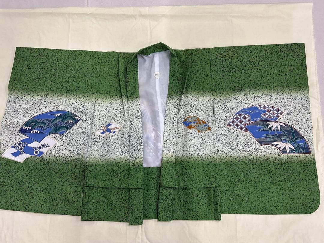 (七五三)7歳前後の男の子向けの、ダークグリーンの着物と羽織、襦袢の3点セット。