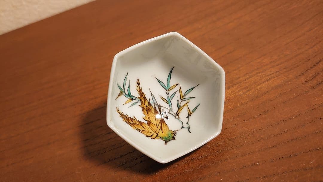 古九谷　八十吉　初代八十吉　徳田八十吉　盃　蔬菜の図　アンティーク九谷焼　１客