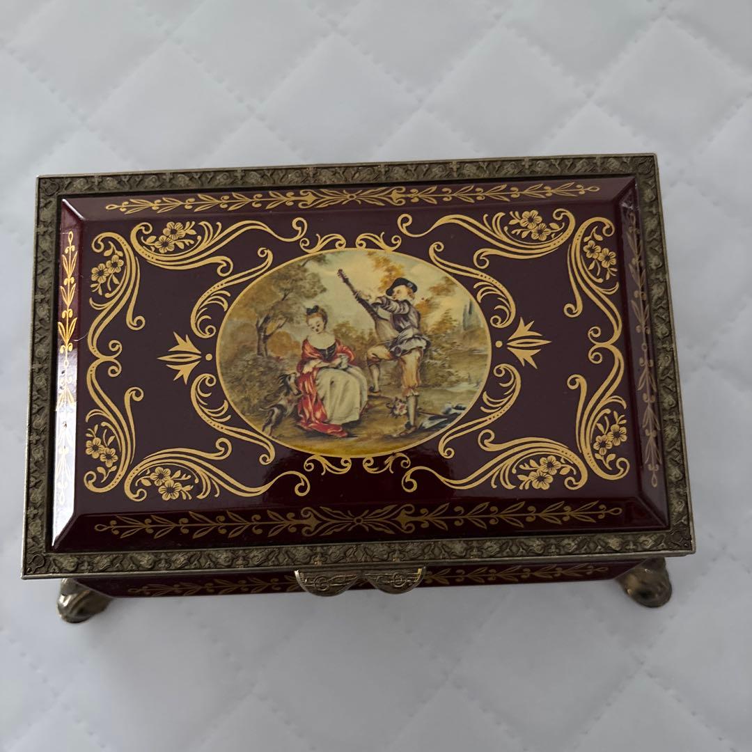 スイス製赤紫色の金色装飾オルゴール