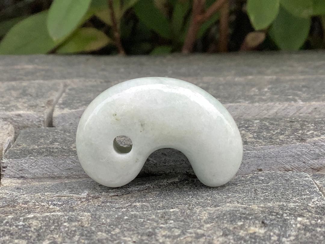 鑑定機関鑑別書付で9800円‼️ 糸魚川翡翠勾玉ジェダイト　特別安価の1点です‼️