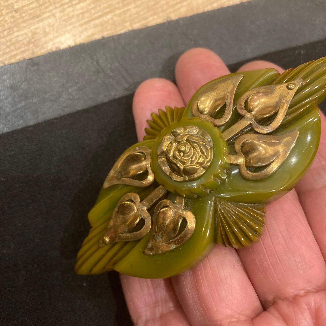 イギリスアンティーク　大ぶり　ベークライトブローチ