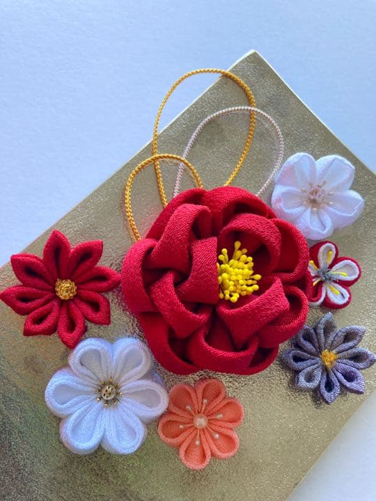 和装髪飾り　つまみ細工髪飾り　赤　白　成人式　卒業式　袴　七五三