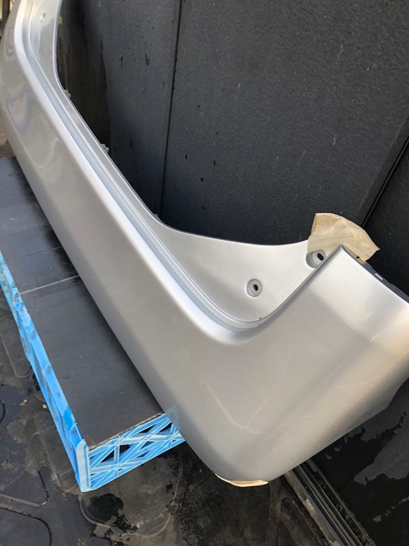 ダイハツ、タントL375S Rバンパー、塗装済シルバー色、美品　Ｓ２８