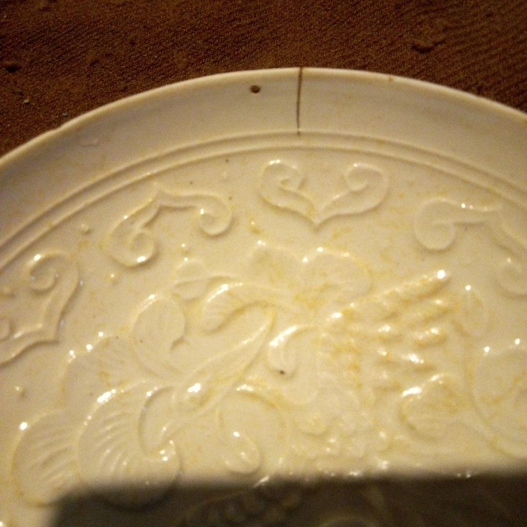 中国陶磁器　定窯 浮き彫りデザインの平皿