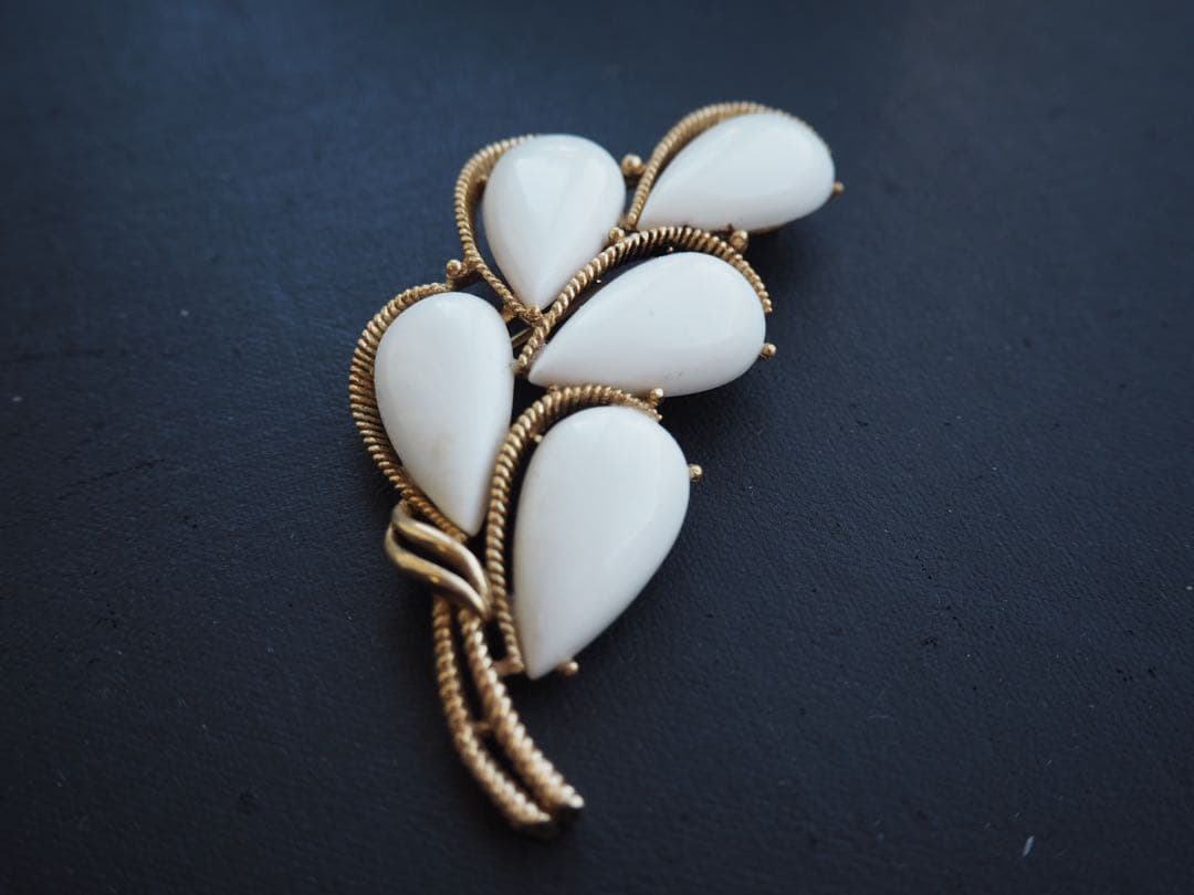 希少 TRIFARI ミルクガラス ブローチ ゴールドカラー ホワイト 艶