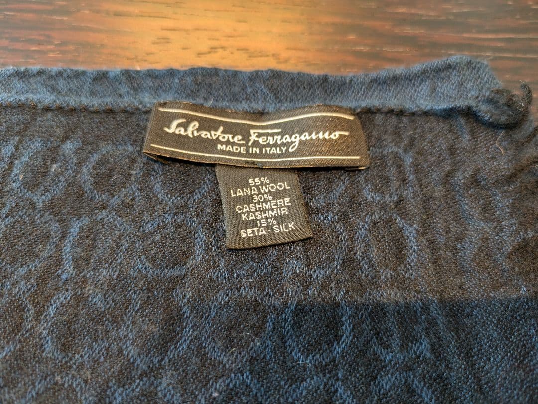 【限定セール価格】フェラガモ Ferragamo ダークブルー ストール