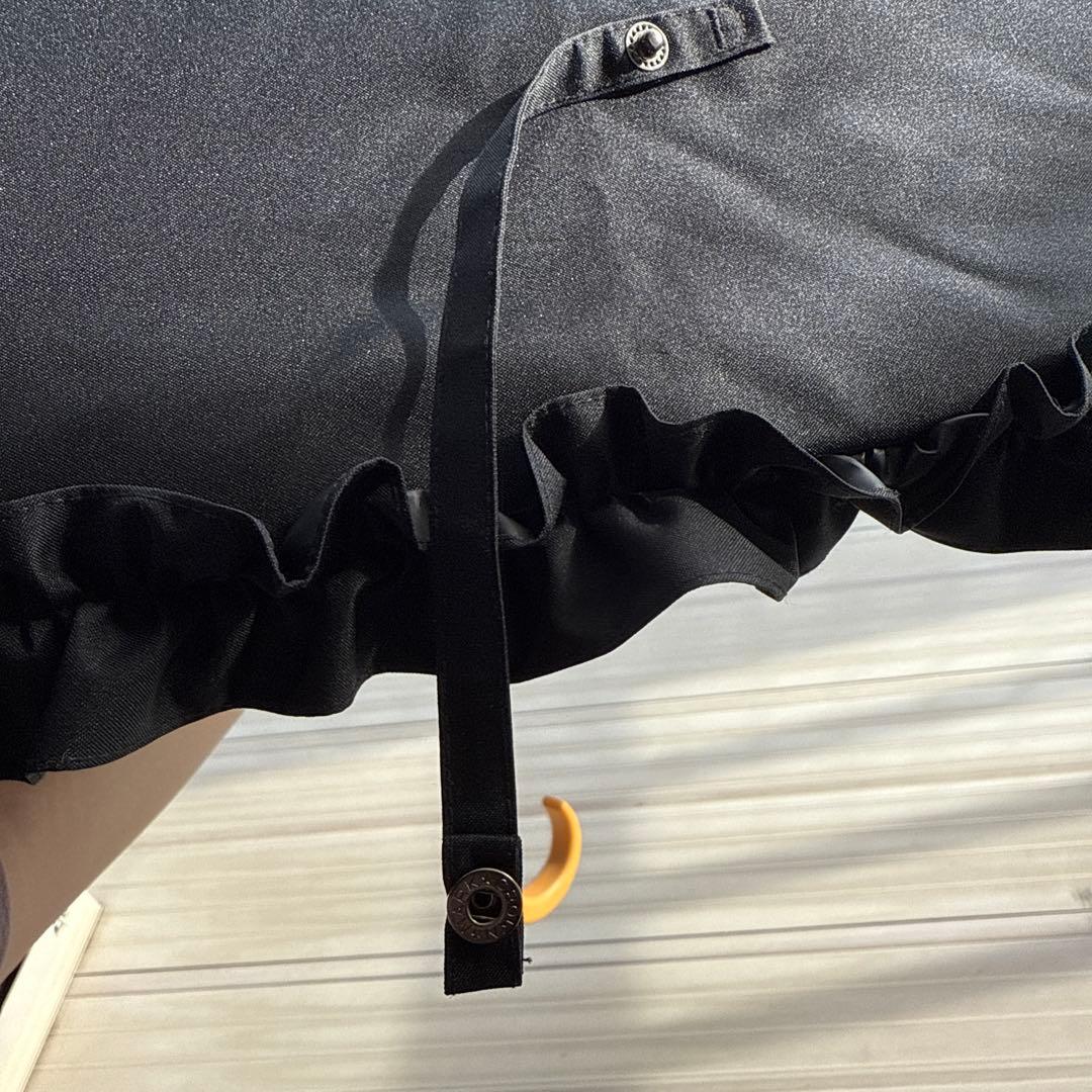 サンバリア100 折りたたみ日傘 2段折 フリル ブラック　木曲がり手元