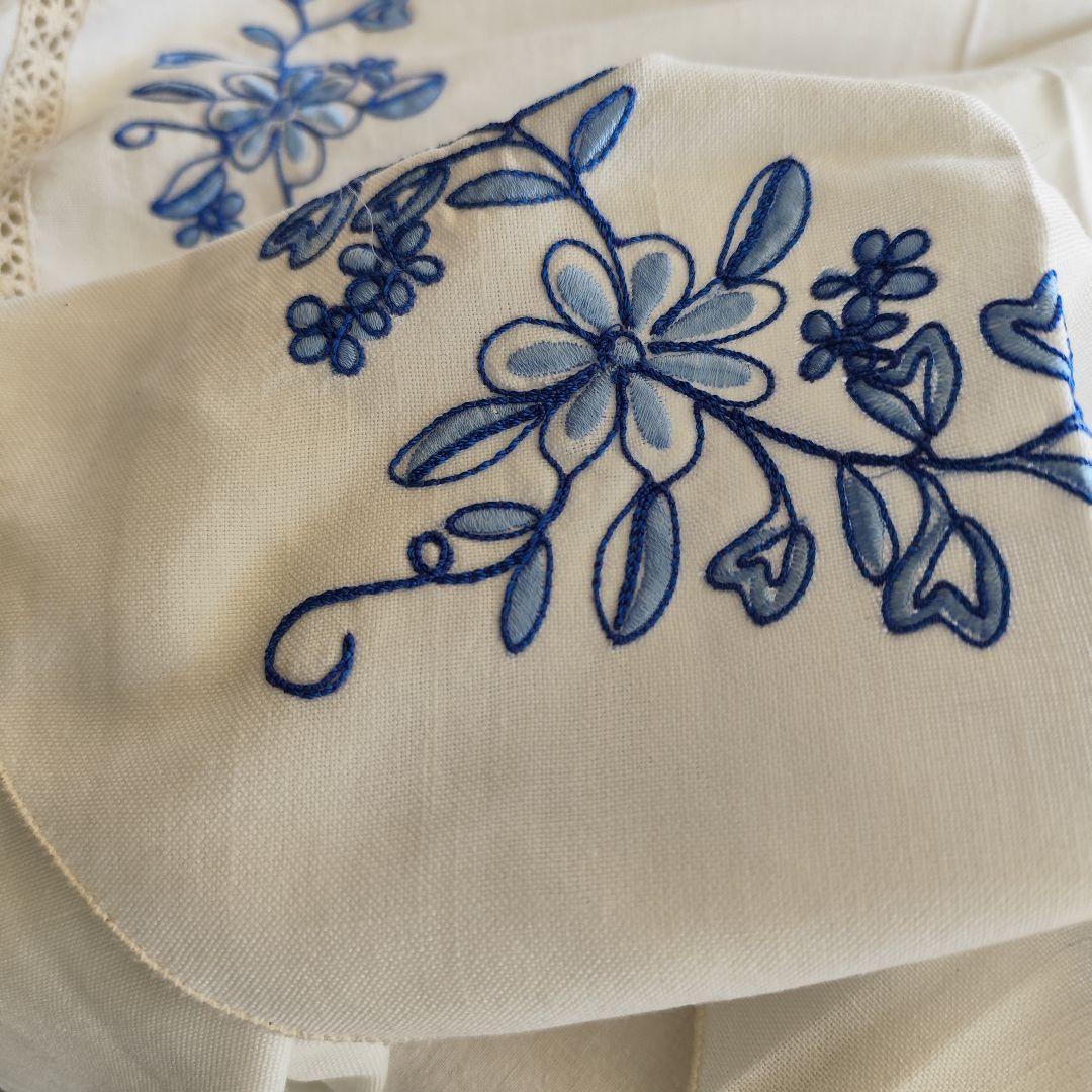 青糸の花柄刺繍　大判オーバル　混紡リネン　テーブルクロス