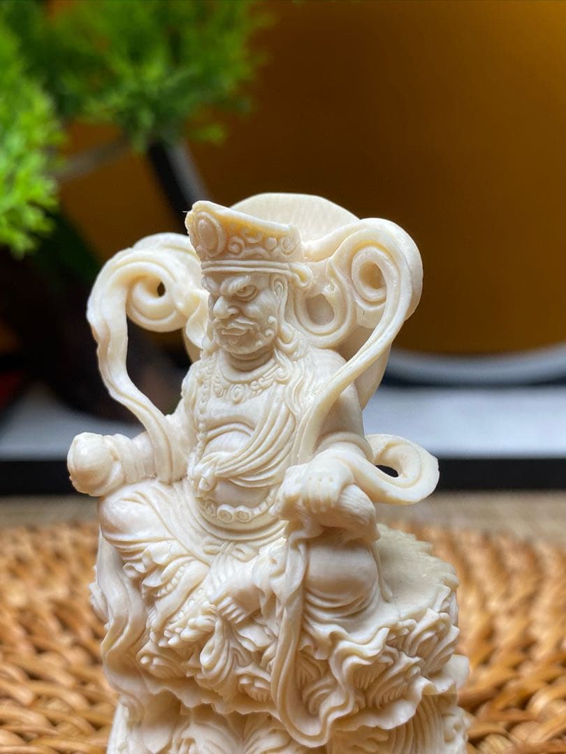 天然マンモス牙美しい手作り彫刻　黄財神　小さいな置物