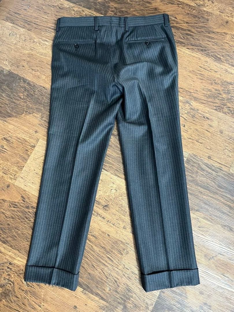 テツヤカンダ サルトリアーレの、仕立ての良い微光沢ゼニア生地がエレガントなスーツ