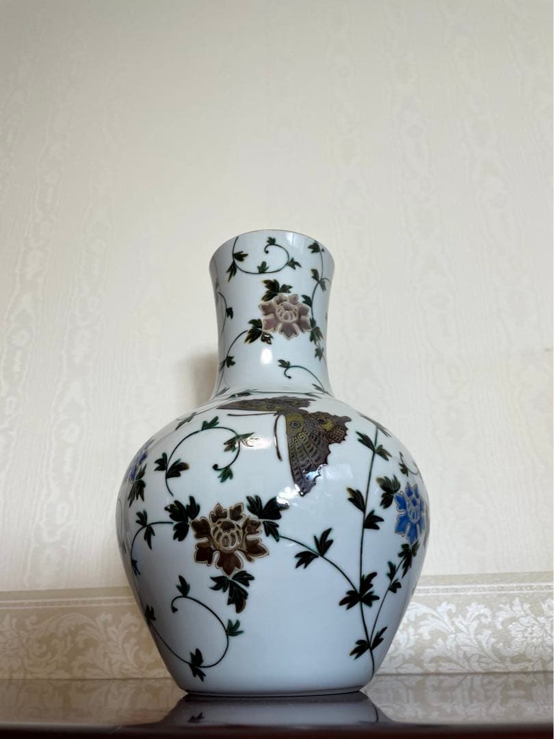 吉田美統　九谷焼(錦山窯) 色絵蝶花唐草文花瓶