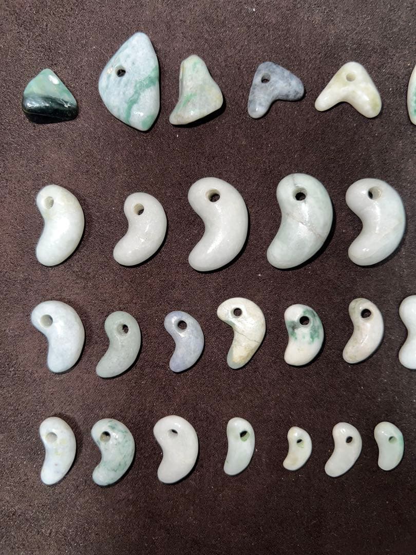 糸魚川翡翠　勾玉　40点まとめ売り