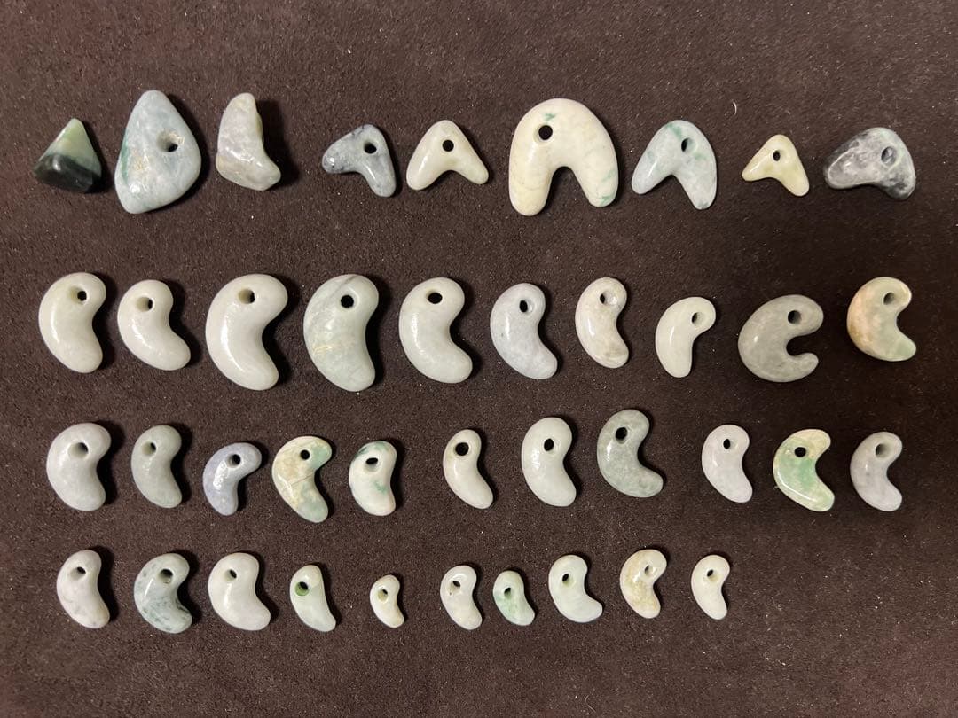 糸魚川翡翠　勾玉　40点まとめ売り