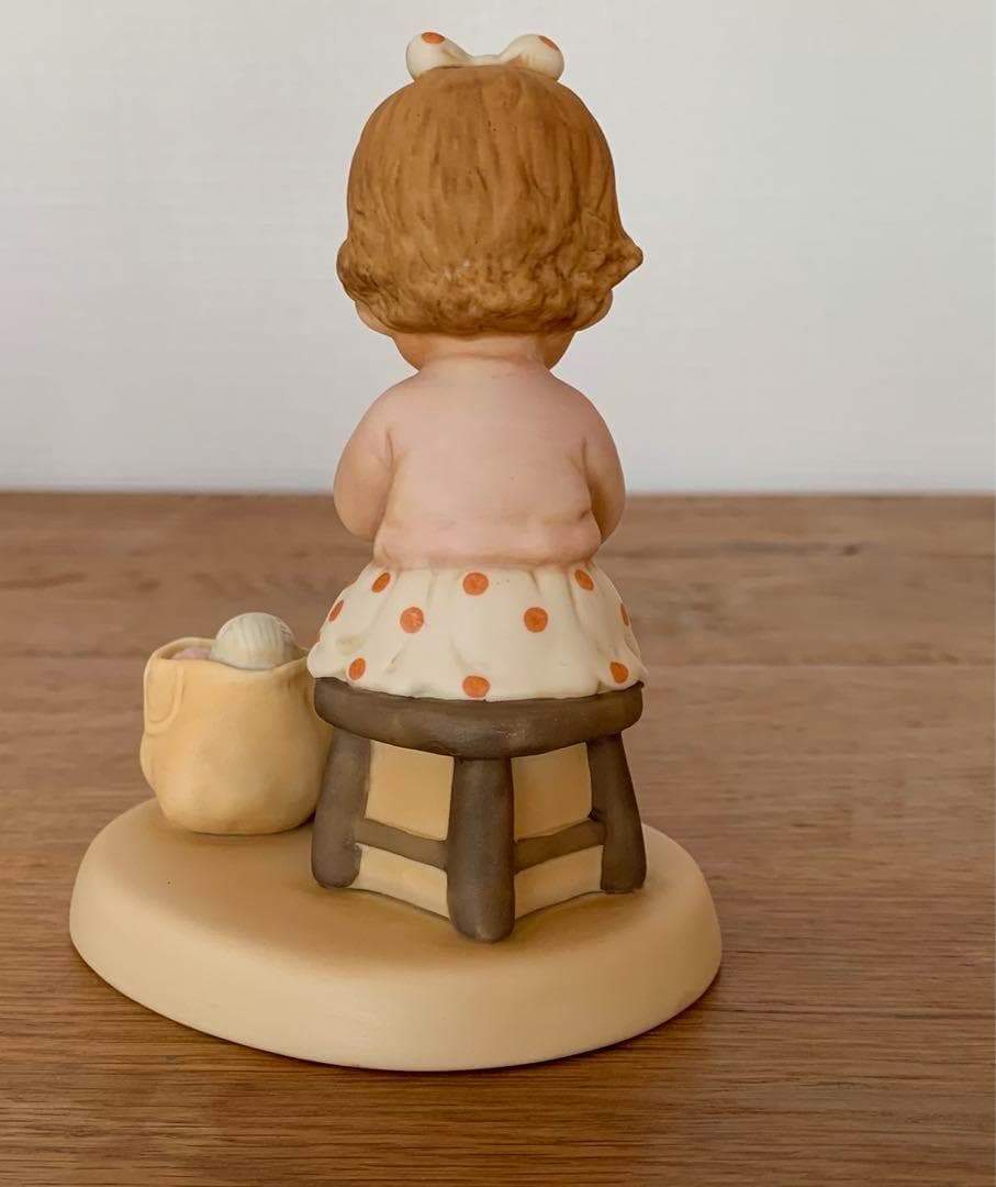 マーベルルーシーアトウェル　陶器人形　編み物をする女の子　表情が可愛いすぎる