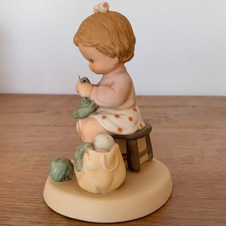 マーベルルーシーアトウェル　陶器人形　編み物をする女の子　表情が可愛いすぎる