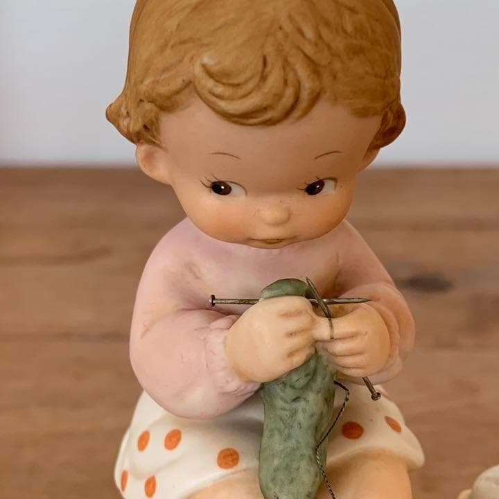 マーベルルーシーアトウェル　陶器人形　編み物をする女の子　表情が可愛いすぎる