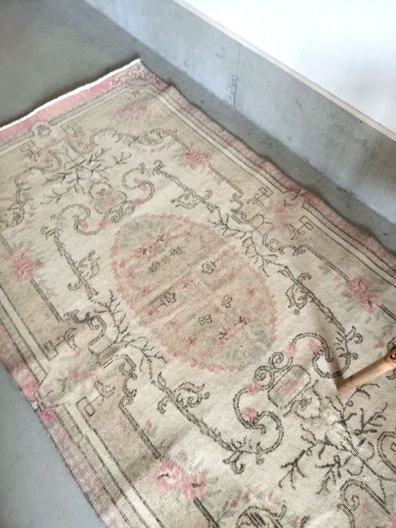 黄味ベージュとくすみパステルローズピンクのローズガーデンラグ　No624