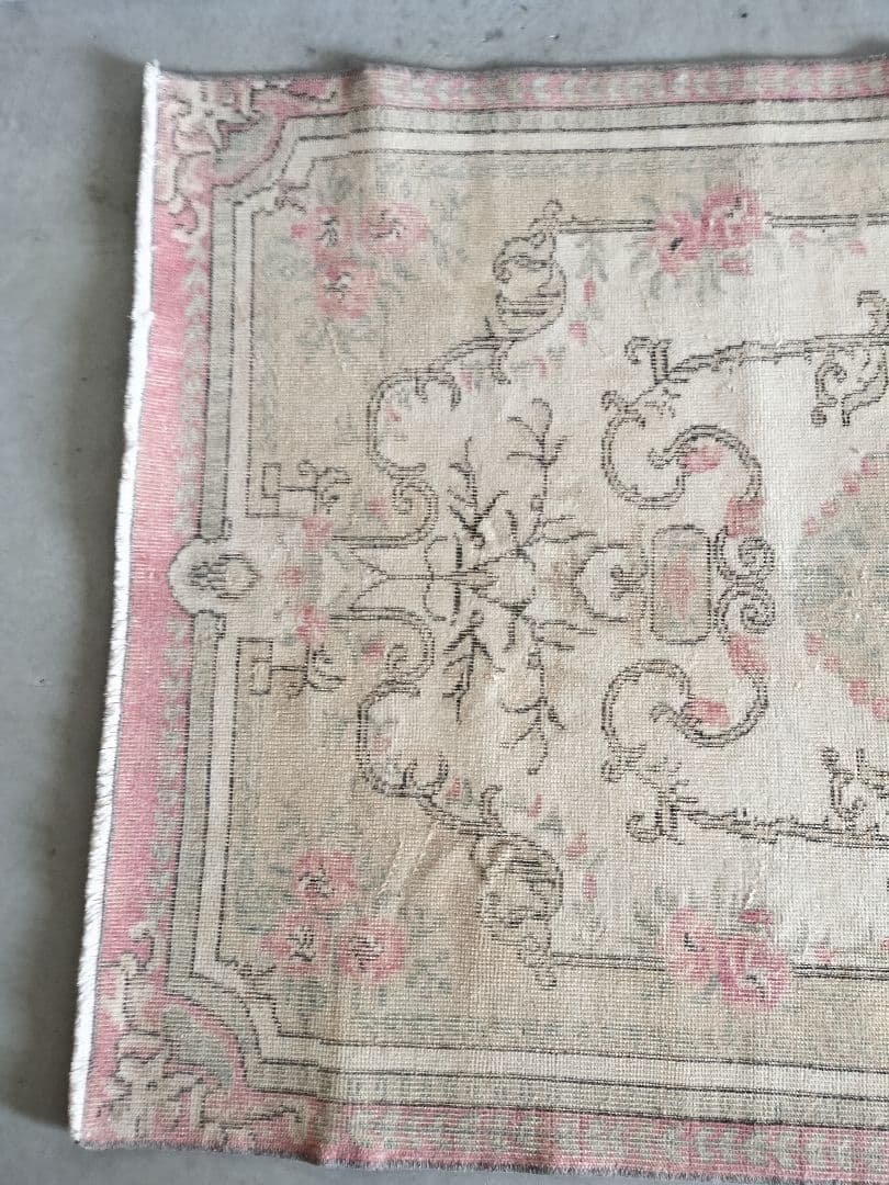 黄味ベージュとくすみパステルローズピンクのローズガーデンラグ　No624