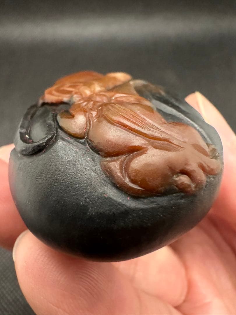 天然の黒い瑪瑙石 達磨　金銭　貔 のお守り　置き物　142g