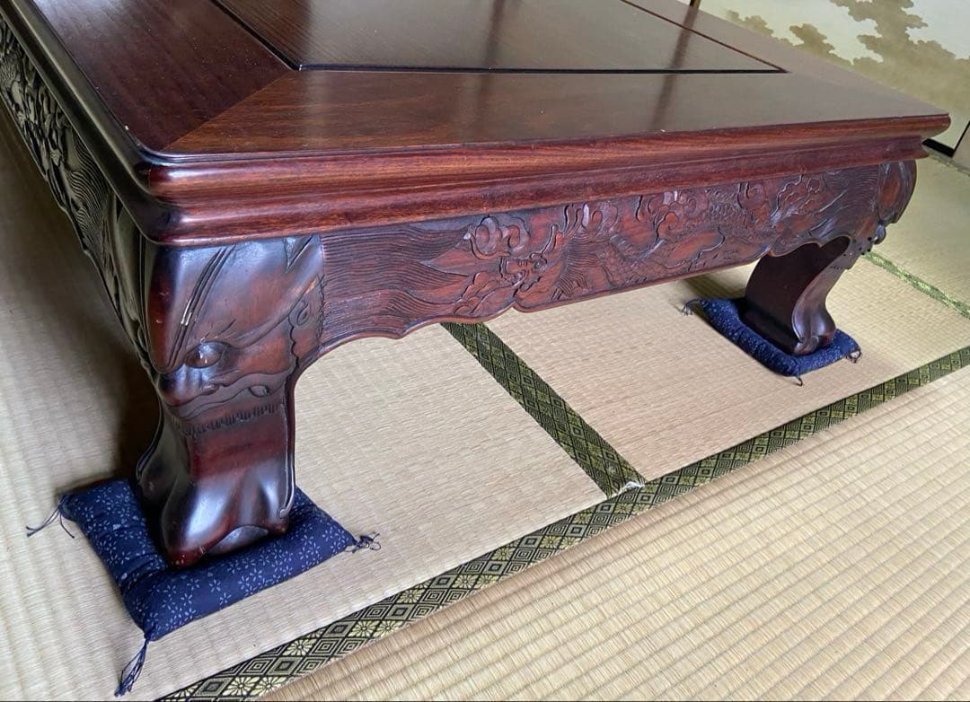 四周側と脚に彫装飾付きテーブル