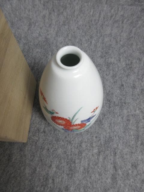 十四代酒井田柿右衛門錦岩菊文一輪生共箱付き [B27424]