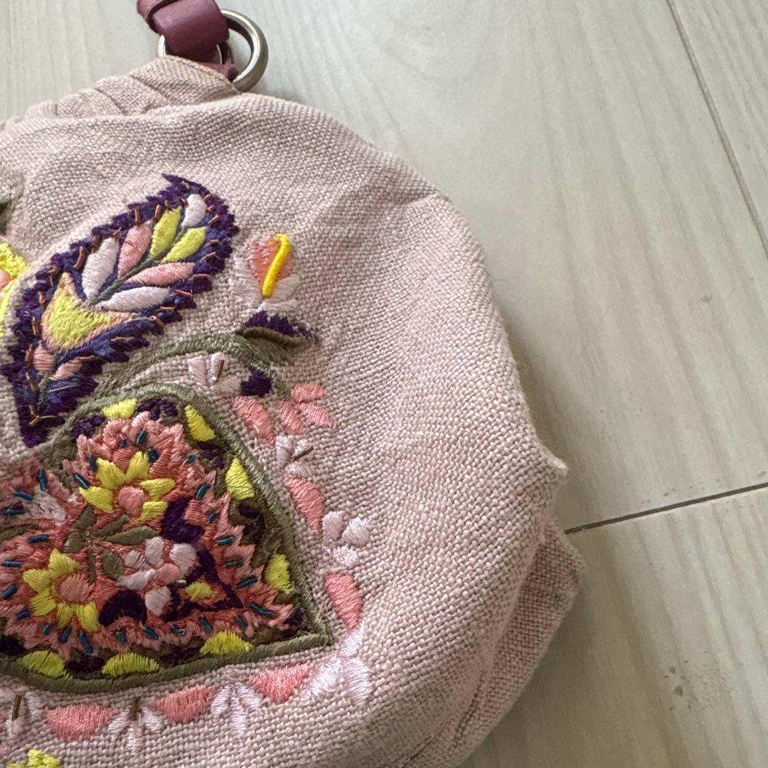 エトロの刺繍が素敵な麻のバックです。軽く使いやすいです。