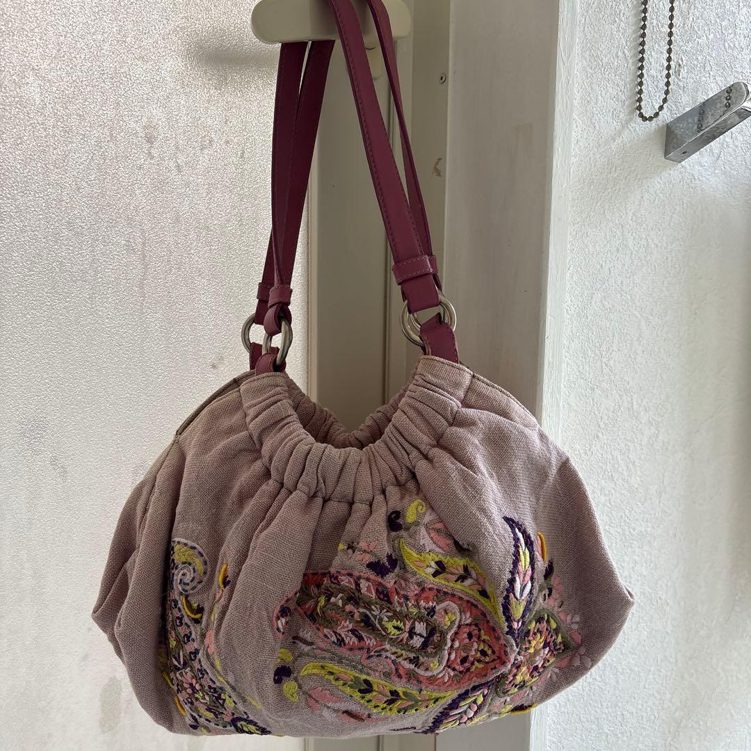 エトロの刺繍が素敵な麻のバックです。軽く使いやすいです。