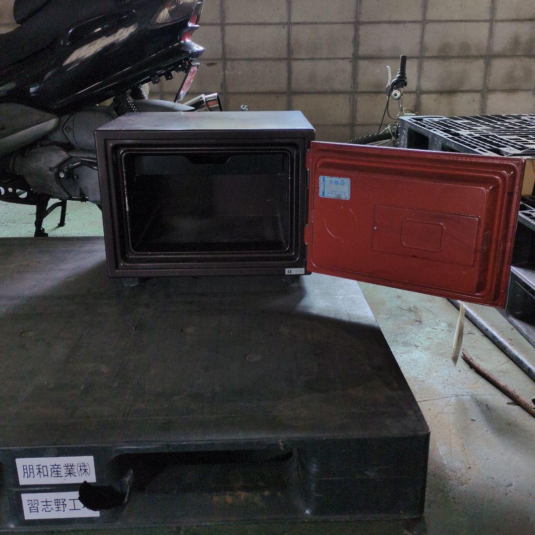 昭和57年製エイコー鍵式金庫 赤 茶色