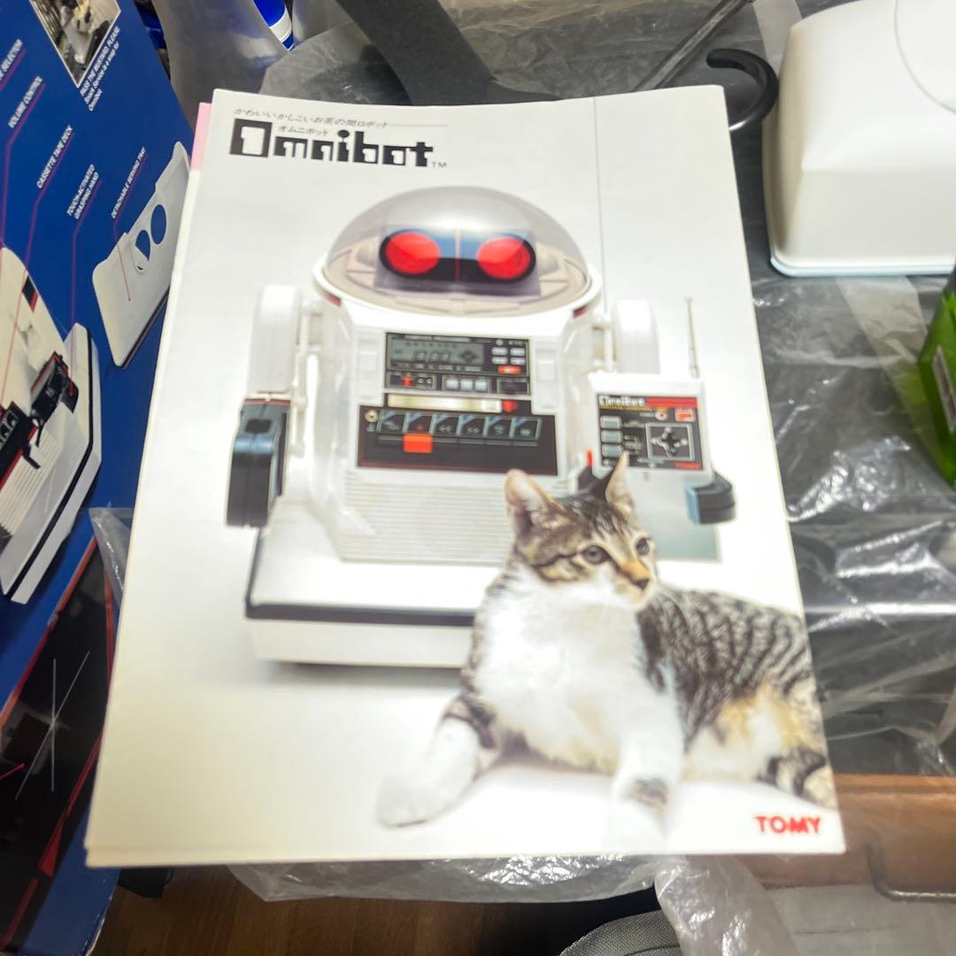 オムニボットたぶん初代のかと思います箱の色は白ですがロボットの色はゴールドです、