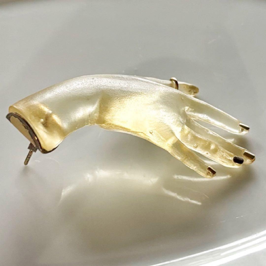 ベアトリスパラシオス　クリア樹脂手の形 ピアス(片耳用)