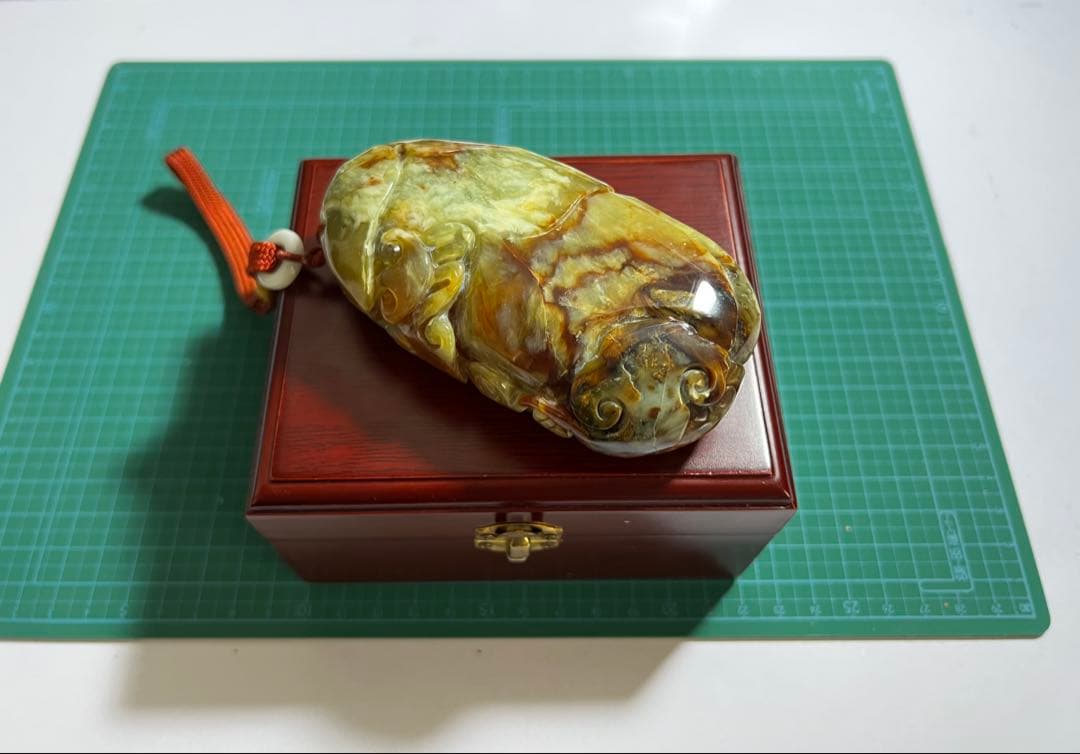 【美品】【縁起物】天然石翡翠　細工彫刻　約300g