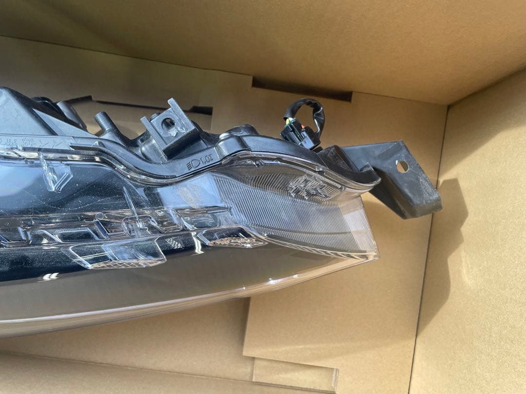 フィールダー、アクシオヘッドライトユニット右LED