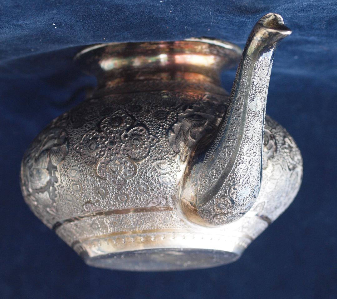 1970年央制作、イラン伝統彫金細工が楽器を奏でる人や花を刻む銀製ティーポット