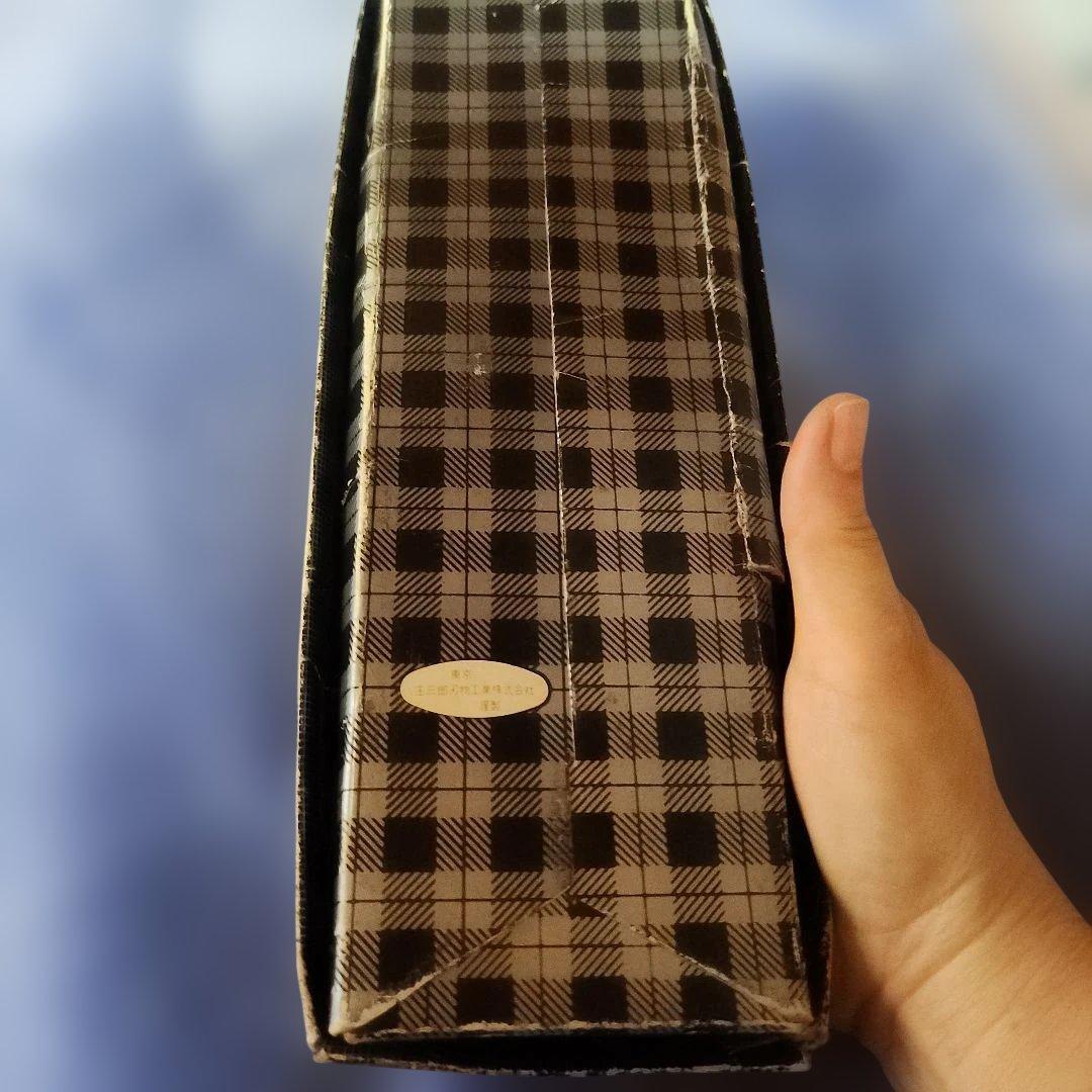 縫い物に使うハサミ。ハコは、少し痛んでます。