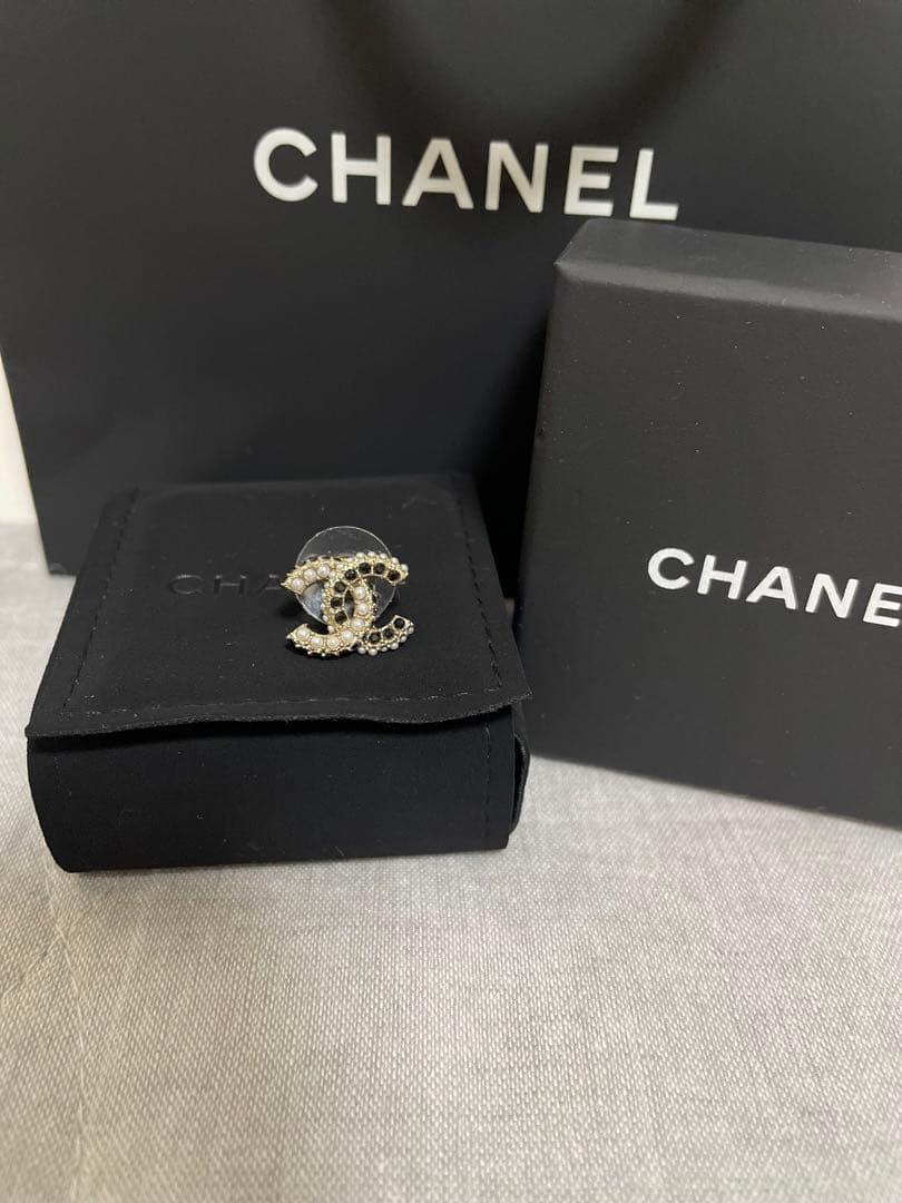 【美品】CHANEL正規品！CCロゴ ピアス(片耳)フランス製 ブラック✖️パール