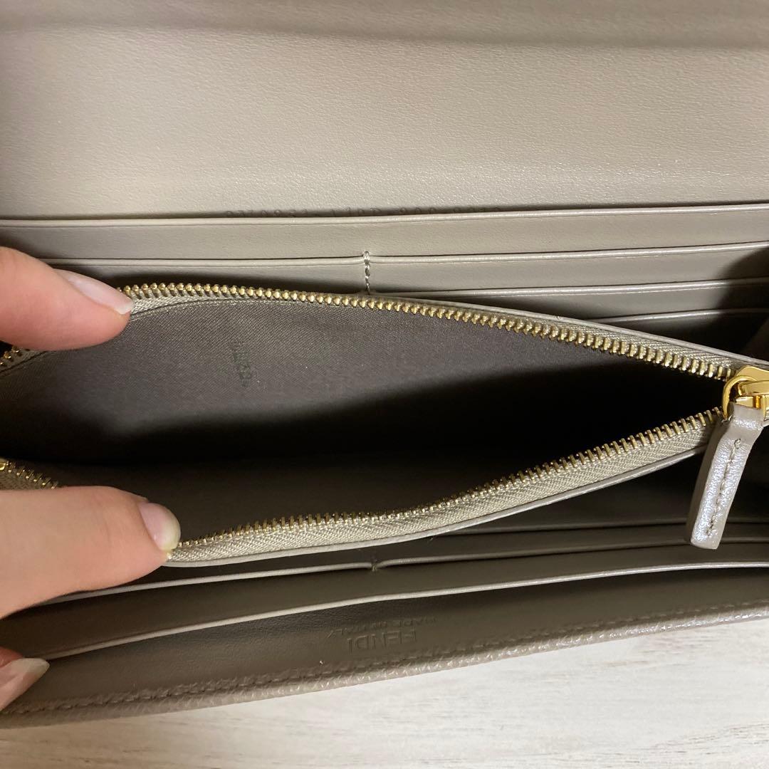 【美品】FENDI エフ イズ フェンディ レザー 二つ折り長財布