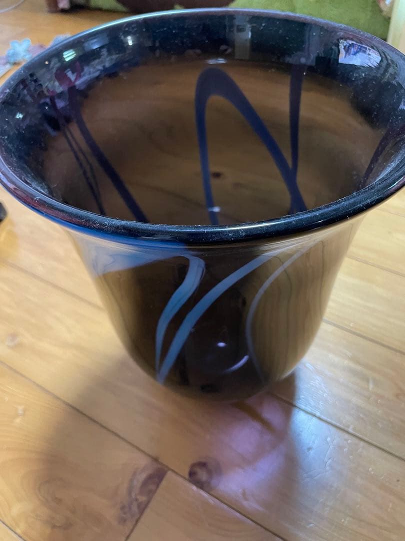 黒と青のスワール模様の花瓶　琉球ガラス