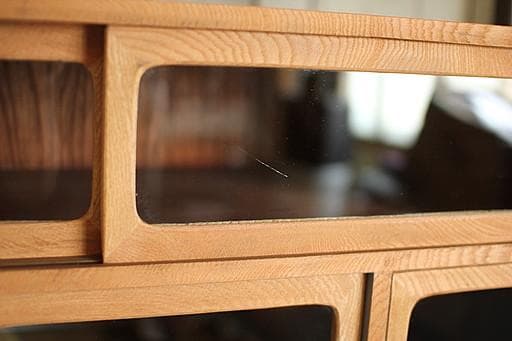 古い木枠のガラス戸棚　木製引き出し8杯