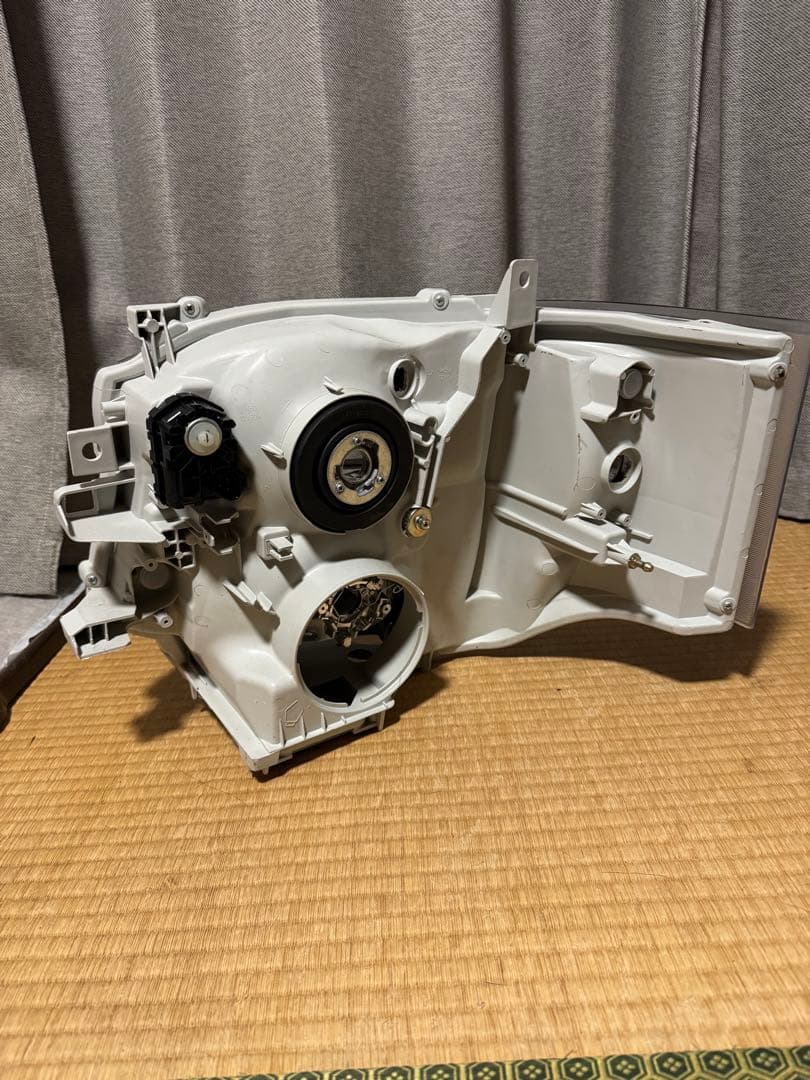 年末最終ハイエースバン3型用　社外ヘッドライトユニット左右　純正HID用　送料込