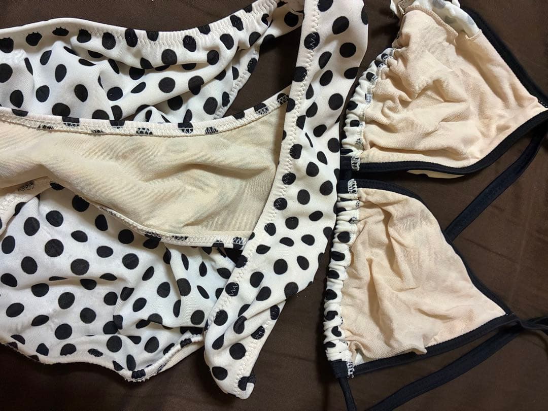 水玉模様の三角ビキニ