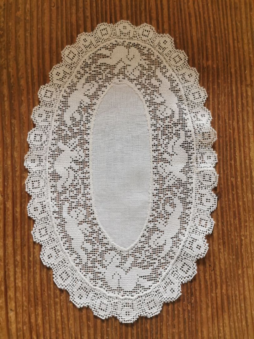 アンティーク イタリア 草花の中で遊ぶ子供の天使のフィレレース オーバルドイリー