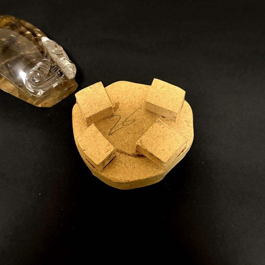 本水晶 クォーツ 魚彫刻 オブジェ 置物 木製台座付き