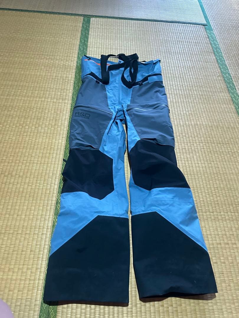 ピークパフォーマンス　Vertical Gore-Tex Proスキーウエア