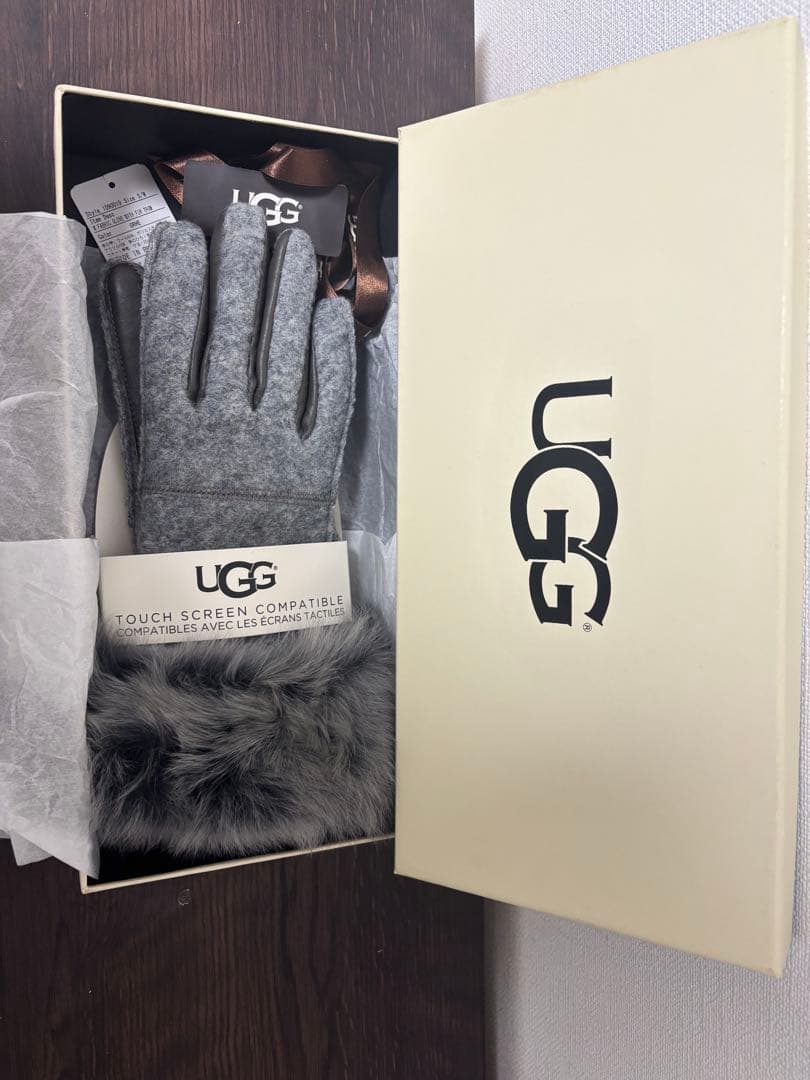 なりカツ UGG グレー 手袋