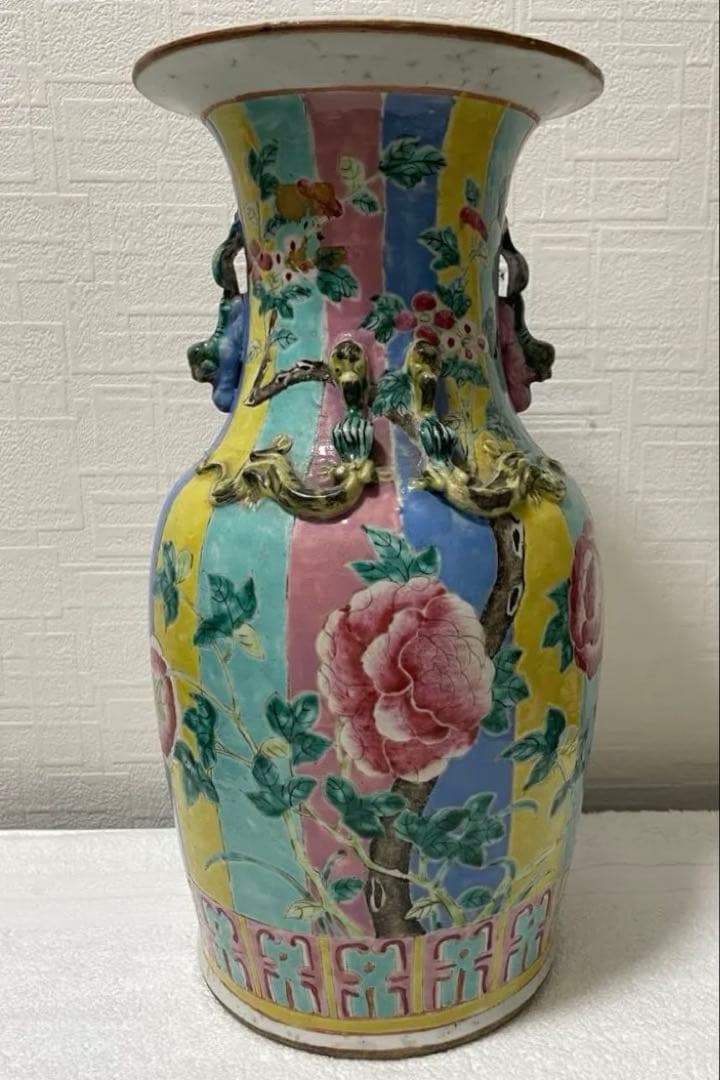 中国 旧家蔵出し 清時代 粉彩 双耳 牡丹花卉紋瓶骨董品。