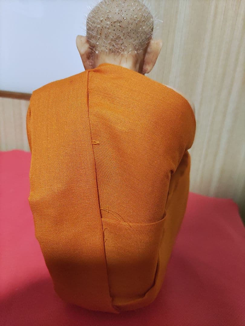 超リアル　タイ僧侶フィギュア　超レアなタバコタイプ。