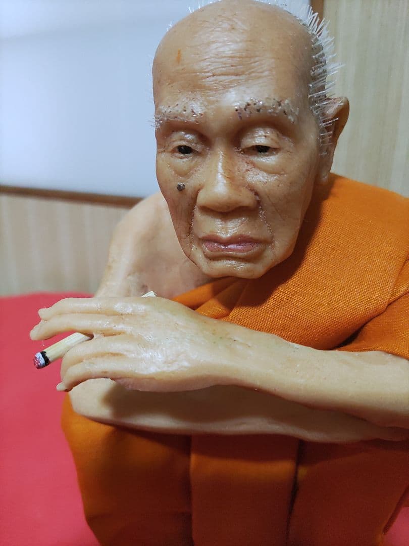 超リアル　タイ僧侶フィギュア　超レアなタバコタイプ。